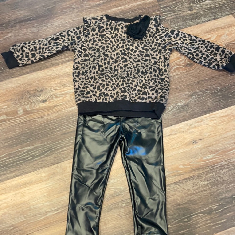 Size 24 months. Never worn.